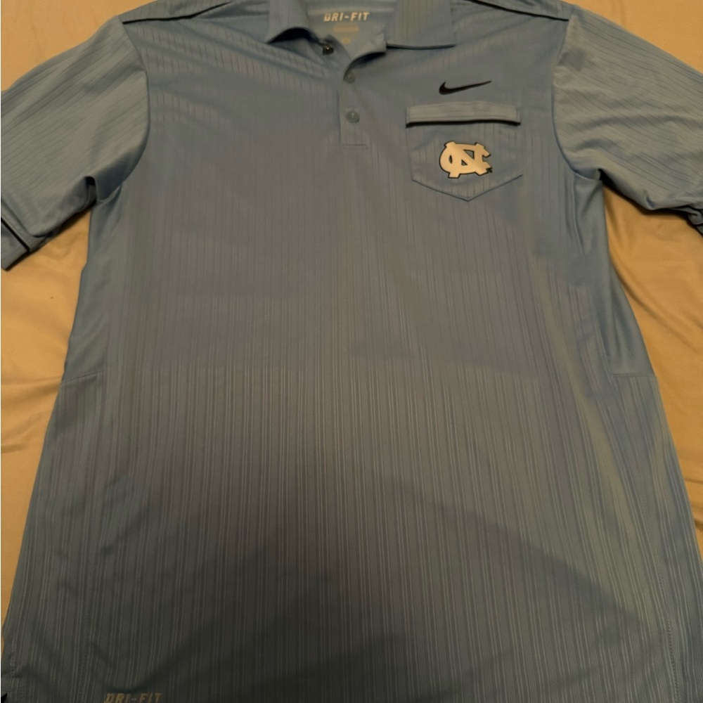Nike mens UNC Golf Shirt in a size Small.